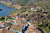 Mertola, il villaggio sorge alla confluenza del fiume Guadiana e della Ribeira de Oeiras.